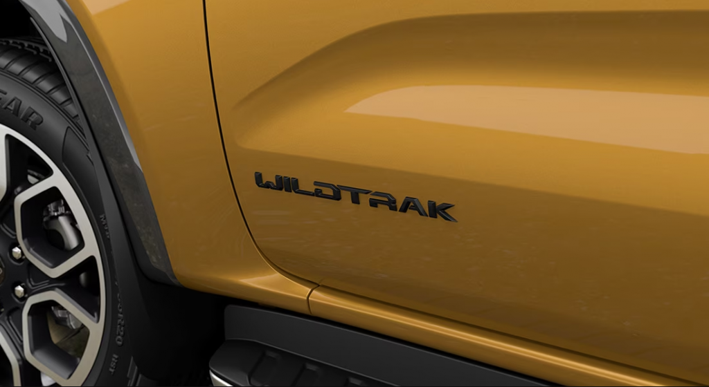Logo Wildtrak trên cánh cửa phía trước